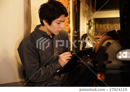 Garage mechanic mechanic male maintenance inspection vehicle car repair shop 27924119