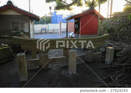 Kagoshima-ken, Kagoshima-shi Kurojin buried torii Kagoshima-ken, Kagoshima-shi Kurojin buried torii 27928243