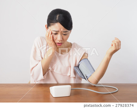 一個女人驚訝測量血壓 27928374