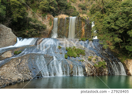 Waterfall of Dragon Gate in winter in Kokonoe-cho Oita prefecture 27928405