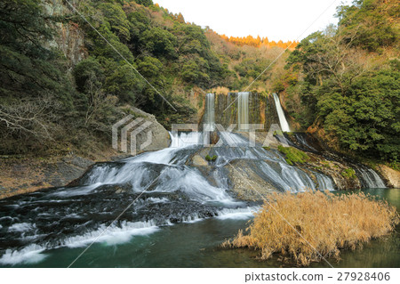 Waterfall of Dragon Gate in winter in Kokonoe-cho Oita prefecture 27928406
