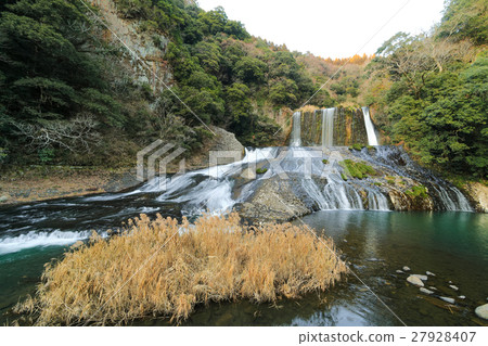 Waterfall of Dragon Gate in winter in Kokonoe-cho Oita prefecture 27928407