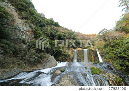 Waterfall of Dragon Gate in winter in Kokonoe-cho Oita prefecture 27928408