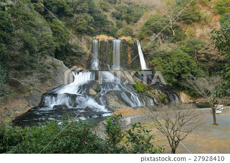 Waterfall of Dragon Gate in winter in Kokonoe-cho Oita prefecture 27928410