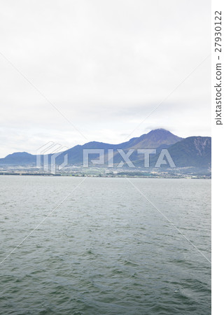 來自有明海巴瓦灣的碧山和平成山山,景觀與火山碎屑流和塌陷的土和沙 來自有明海巴瓦灣的碧山和平成山山,景觀與火山碎屑流和塌陷的土和沙 27930122