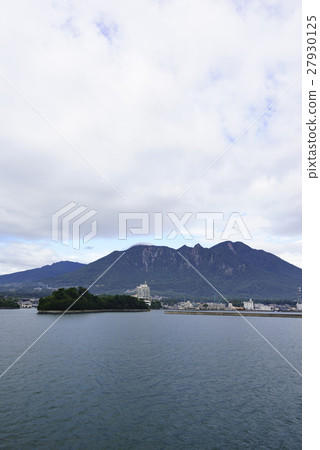 來自有明海巴瓦灣的碧山和平成山山,景觀與火山碎屑流和塌陷的土和沙 來自有明海巴瓦灣的碧山和平成山山,景觀與火山碎屑流和塌陷的土和沙 27930125