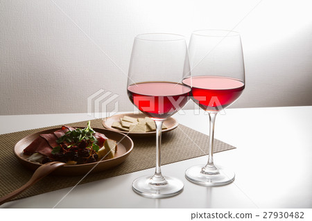 Red wine and hors d'oeuvre 27930482