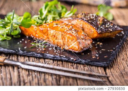 圖庫照片: grilled salmon, sesame seeds herb decoration.