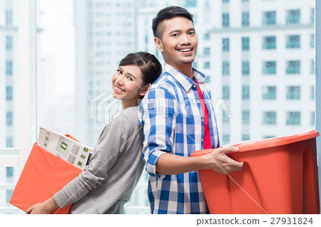 Young indonesian couple carrying moving boxes 27931824