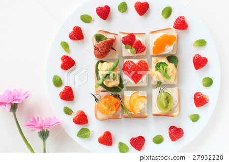 心形的草莓開放三明治和大丁草 27932220