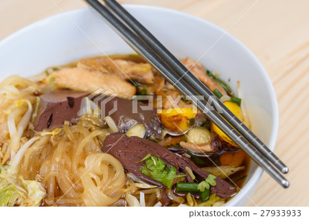 noodle soup 27933933