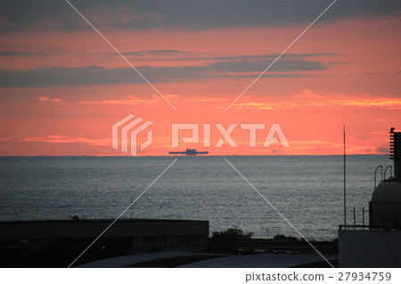 冬天的清晨，一艘巨大的海市蜃樓不會觸及日出前在東京灣出現的水面 27934759