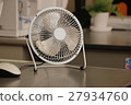 桌面上的電腦鼠標和桌面風扇 27934760