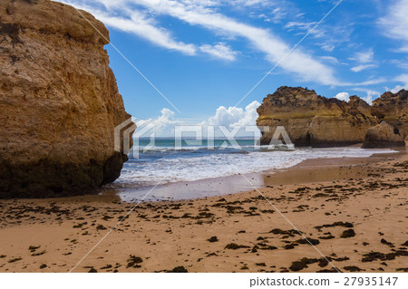 圖庫照片: rocky cliffs on the coast of the atlantic ocean