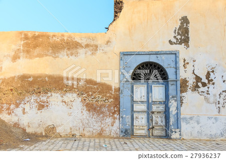 Old obsolete door 27936237