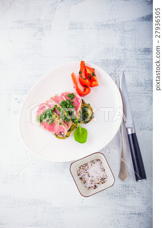 A plate of sliced roast beef 27936505