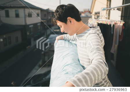 drying a futon, housekeeping, house-husband 27936963