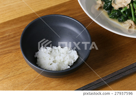 A small amount of rice 27937596