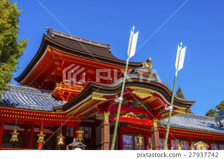 晴朗的Ishihachimangu神社在晴朗的天氣 27937742
