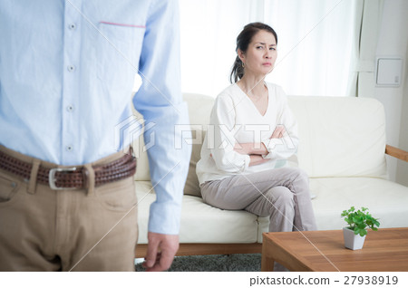 一對離婚的中年夫婦與戰鬥成熟。 27938919