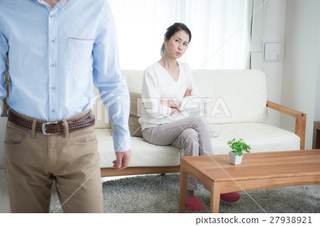 A middle-aged couple who divorces matured with fighting. 27938921