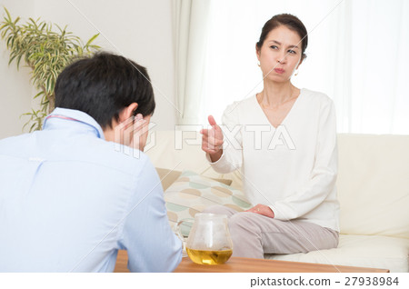 似乎離婚的中年夫妻因夫妻吵架成熟 似乎離婚的中年夫妻因夫妻吵架成熟 27938984