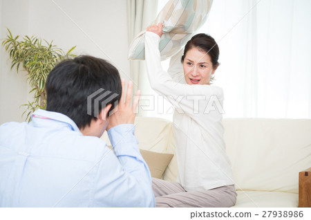 Middle-aged couple who seems to be divorced mature for couples quarrel 27938986