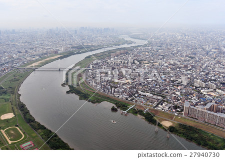 Yodogawa鳥瞰圖在大阪市Higashiyodogawa-ku附近 27940730