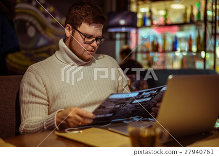 man choosing food in cafe 27940761