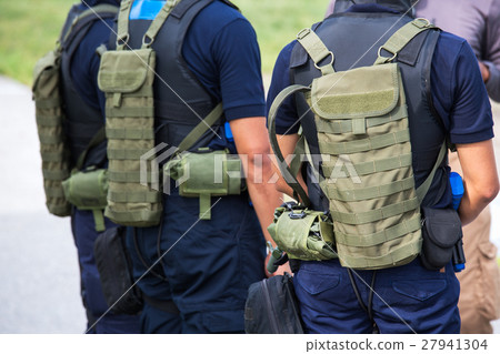 law enforcement with tactical equipment  27941304