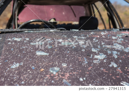 shard and scratch on car bonnet  27941315