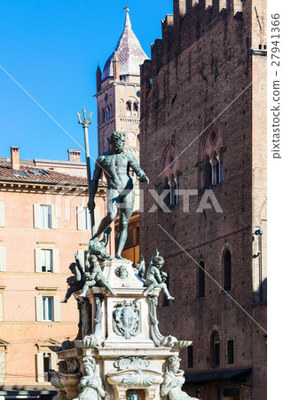 fountain of neptune and palazzo Re Enzo 27941366