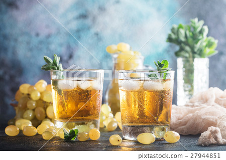 green grape juice 27944851