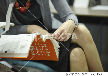 在辦公室工作的婦女 27945396