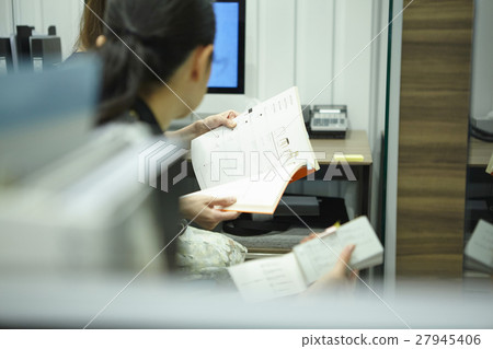 在辦公室工作的婦女 27945406