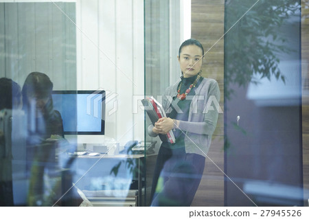Women working in the office Women working in the office 27945526
