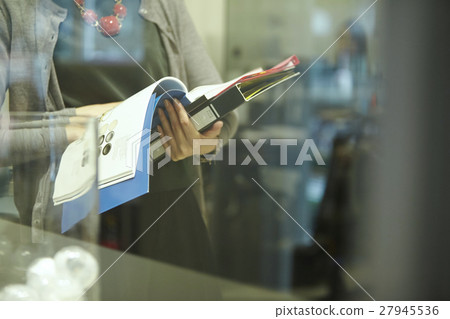 Woman working in the office Woman working in the office 27945536