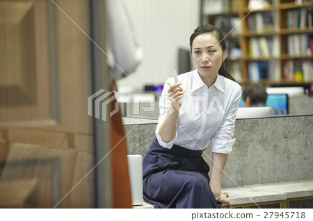 創意辦公室女性 創意辦公室女性 27945718