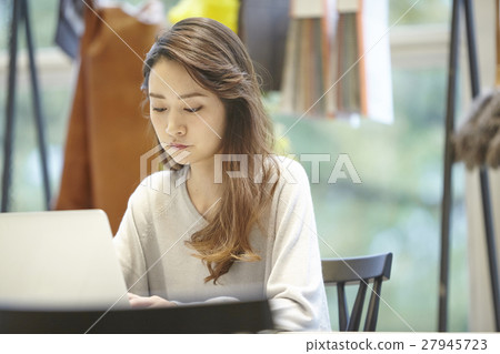 A woman who checks a personal computer 27945723