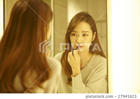 Powder room make-up woman 27945823