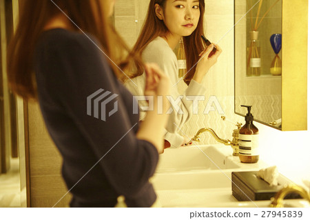 化妝室化妝的女人 27945839