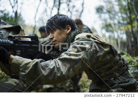 Men and women playing survival games 27947212