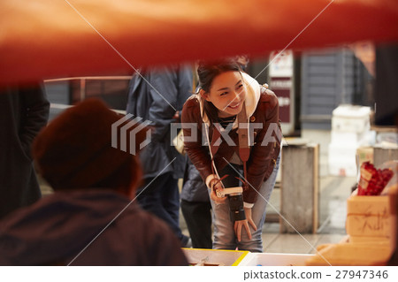 觀光在早晨市場上的婦女 27947346