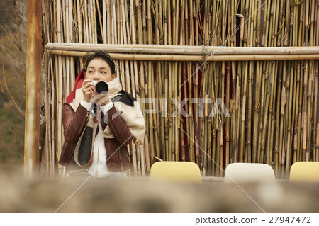 A woman observing a village in Makigaki A woman observing a village in Makigaki 27947472