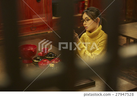 Female young artisan image 27947528