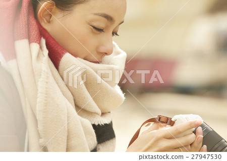 走在港口城市畫象的婦女 走在港口城市畫象的婦女 27947530