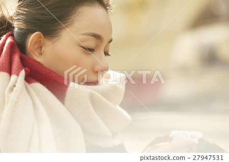 走在港口城市畫象的婦女 27947531