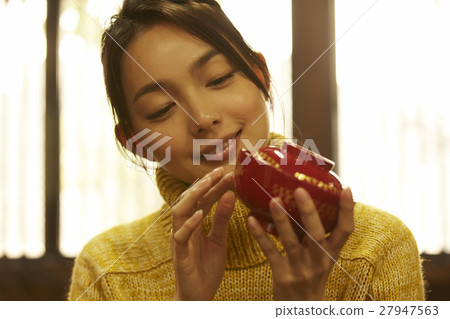 A woman experiencing lacquering 27947563