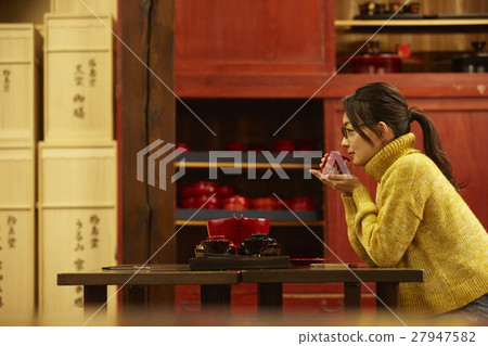 A woman experiencing lacquering 27947582