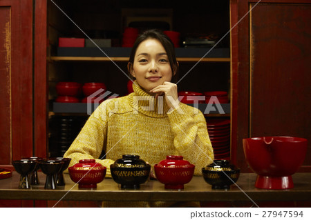 A woman experiencing lacquering 27947594